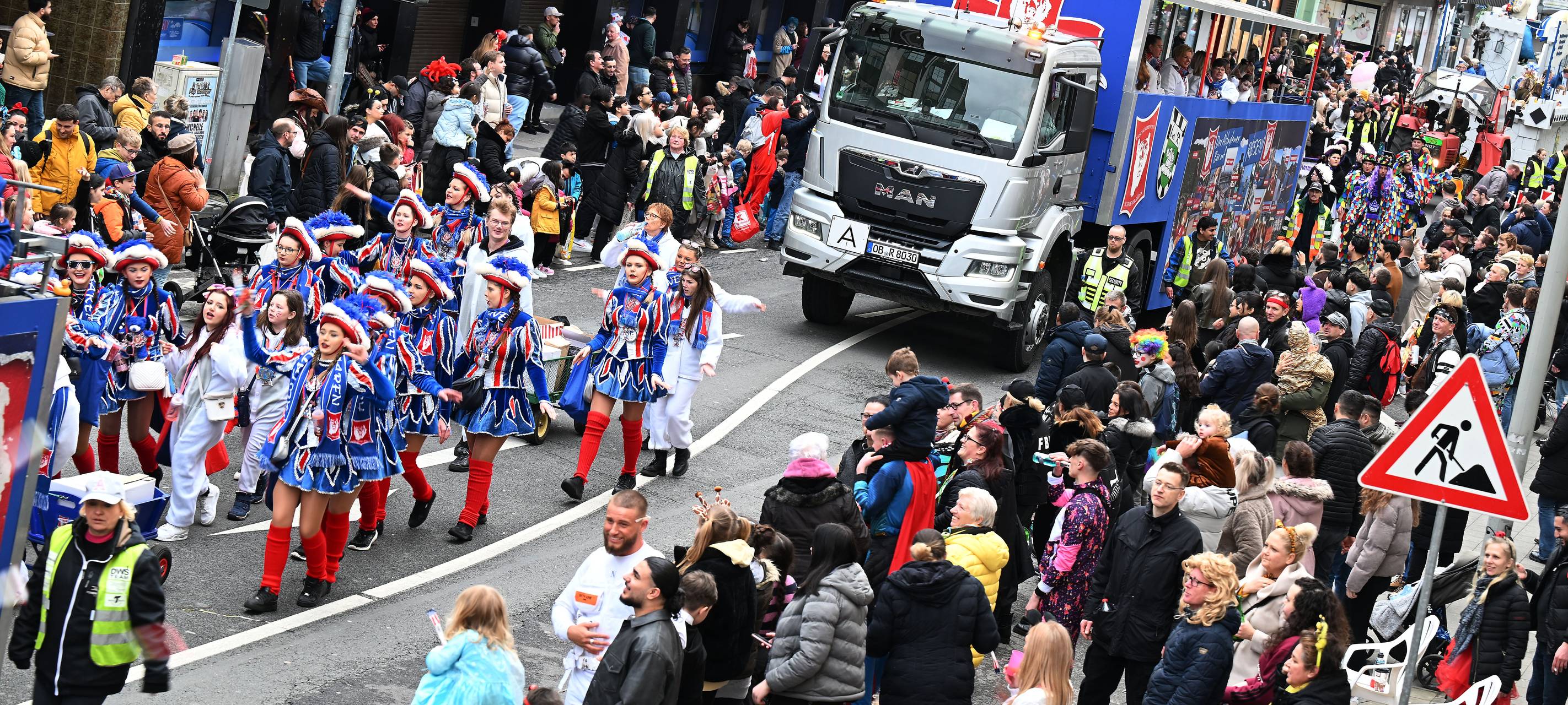 Engpass voraus - Karnevalszug nimmt anderen weg
