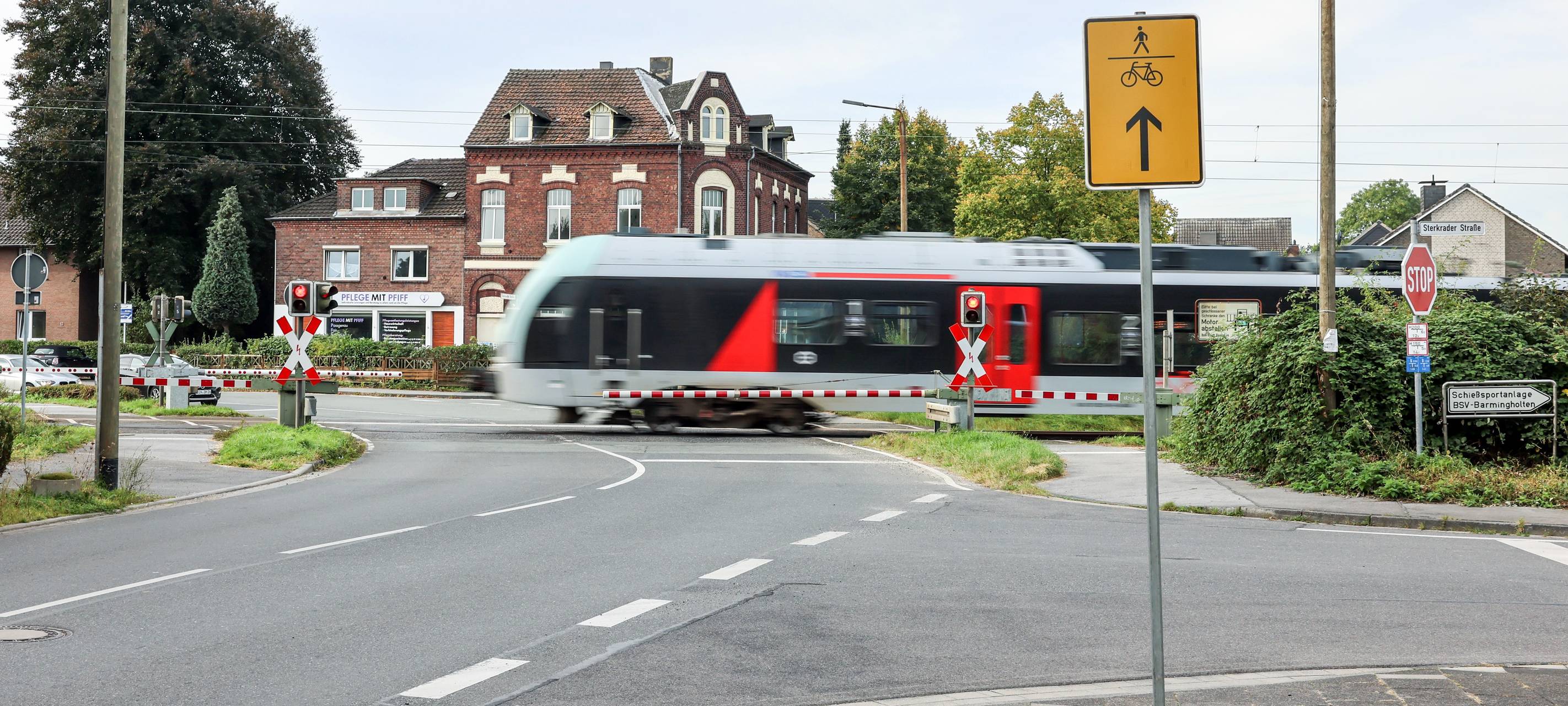 LKW fährt sich fest - Bahnstrecke gesperrt