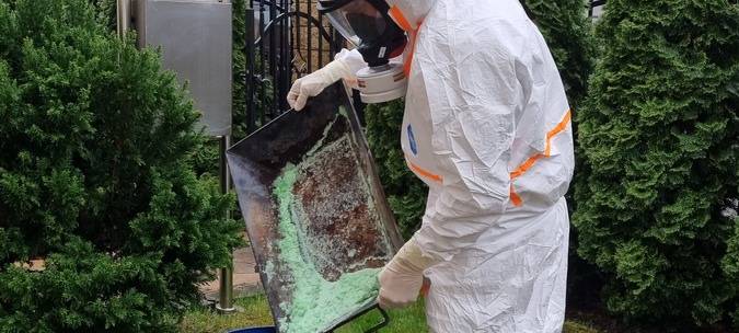 Feuerwehreinsatz wegen unbekannter Flüssigkeit im Treppenhaus