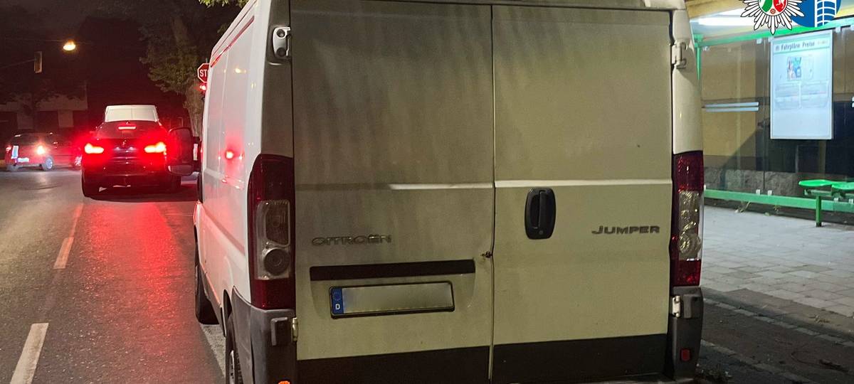 Betrunkener schläft am Steuer ein - mitten auf der Straße