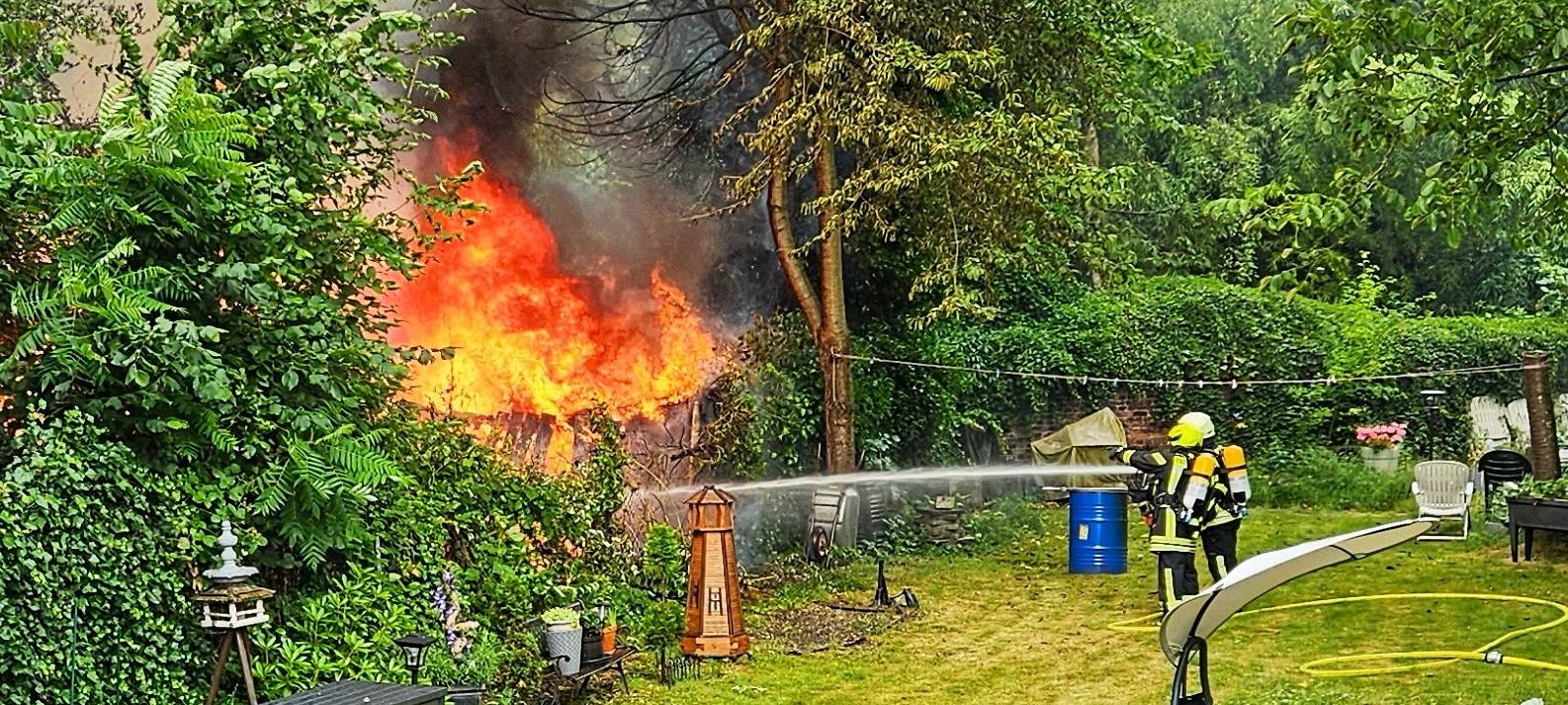 Brand im Kleingarten - Feuerwehr rückt aus