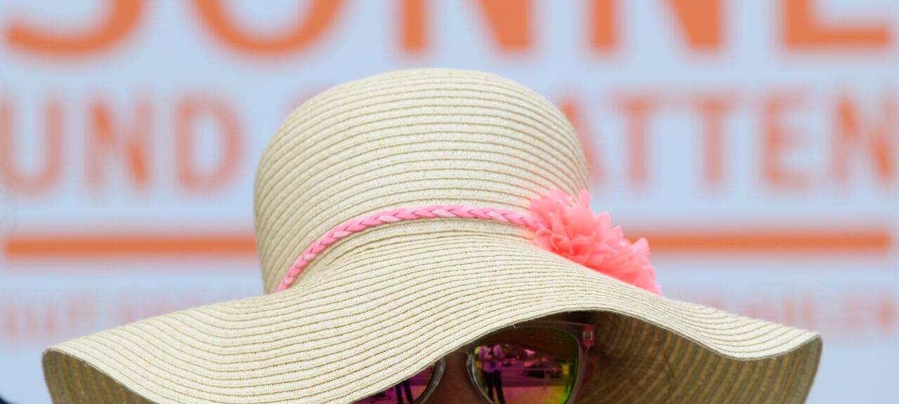 Eine Schülerin der ersten Klasse einer Grundschule trägt beim Start eines bundesweiten Sonnenschutzprojektes der Deutschen Krebshilfe zur Hautkrebsprävention für Grundschüler der 1. und 2. Klassen einen Sonnenhut und einen Sonnenbrille. Das Projekt «Clever in Sonne und Schatten - Für Grundschulen» vermittelt den Schülern in speziell konzipierten Unterrichtseinheiten Wissen über die schädliche Wirkung von UV-Strahlung und über geeigneten Sonnenschutz.