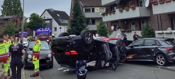 Auto überschlägt sich - drei Verletzte