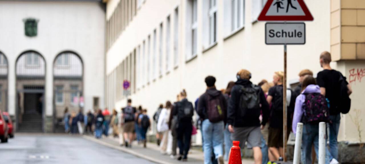 Pylonen stehen auf der Straße an der Bardelebenschule, ab 7.45 Uhr ist das Befahren der Straße für 45 Minuten untersagt