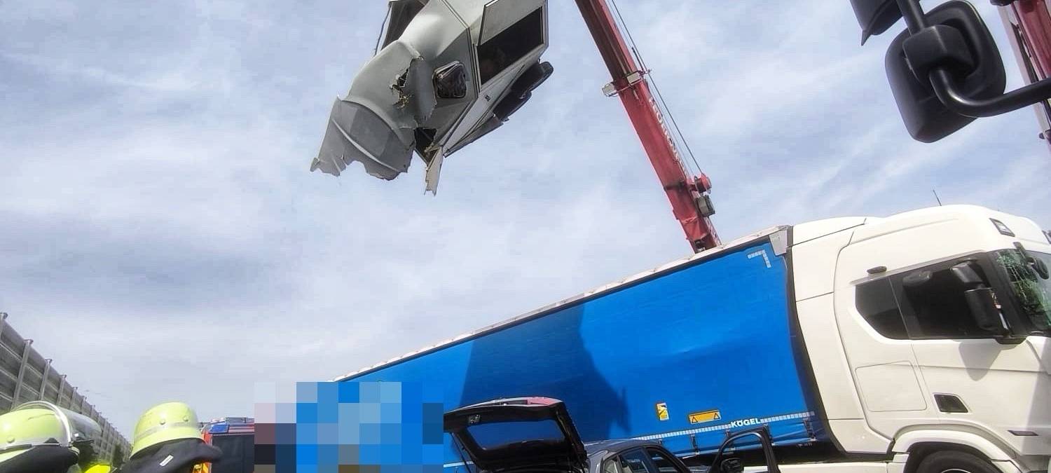 A3: Pferdetransporter in schweren Unfall verwickelt