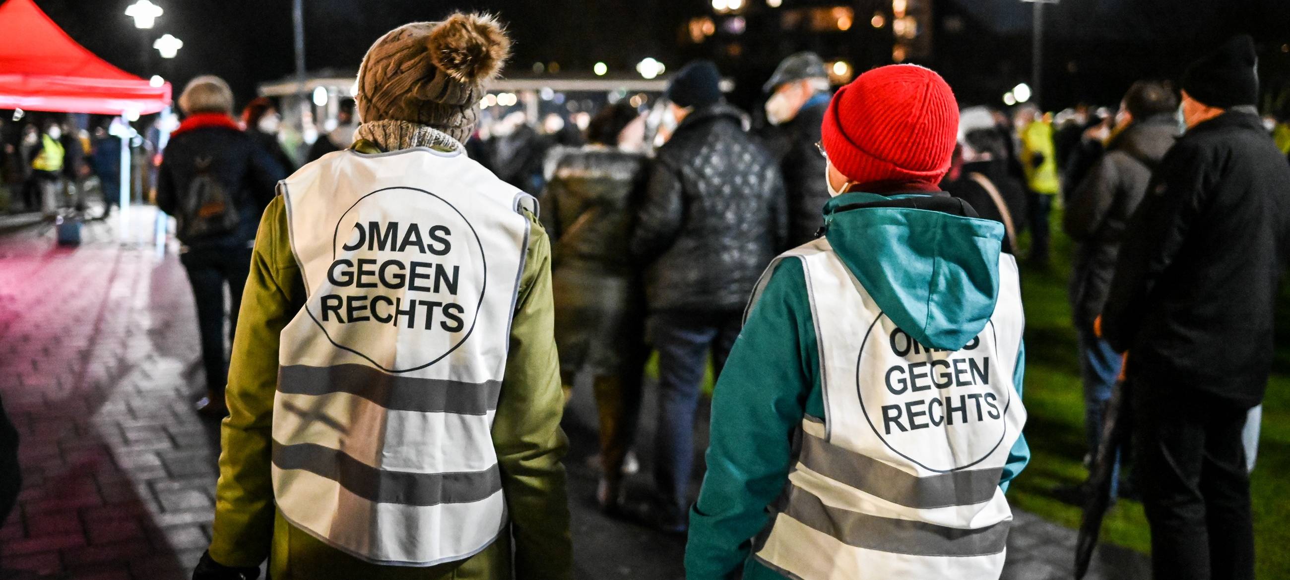 "Omas gegen Rechts" planen Menschenkette