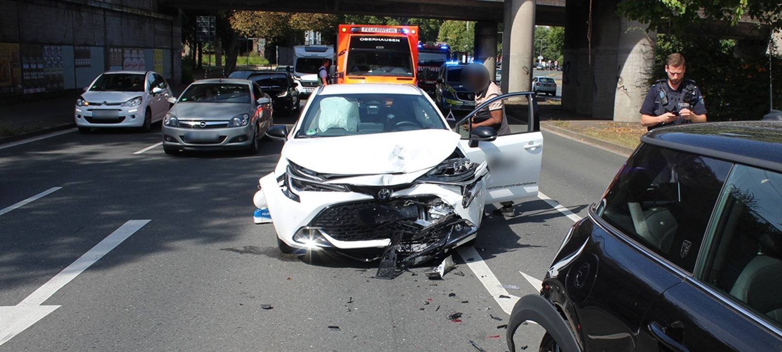 Werksgasthauskreuzung: Fahrer übersieht Stauende