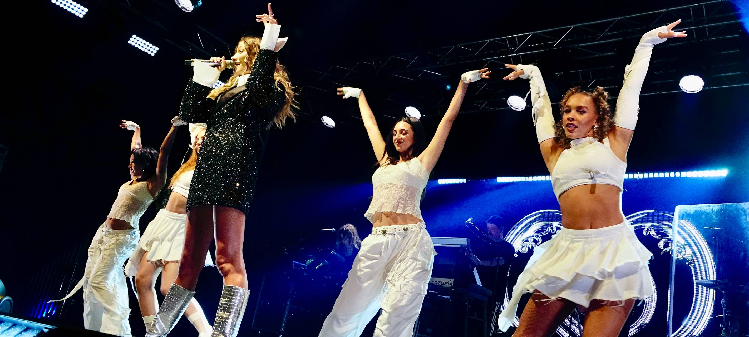 Leony beim Zeltfestival Ruhr mit ihrem Live-Auftritt vor Publikum.