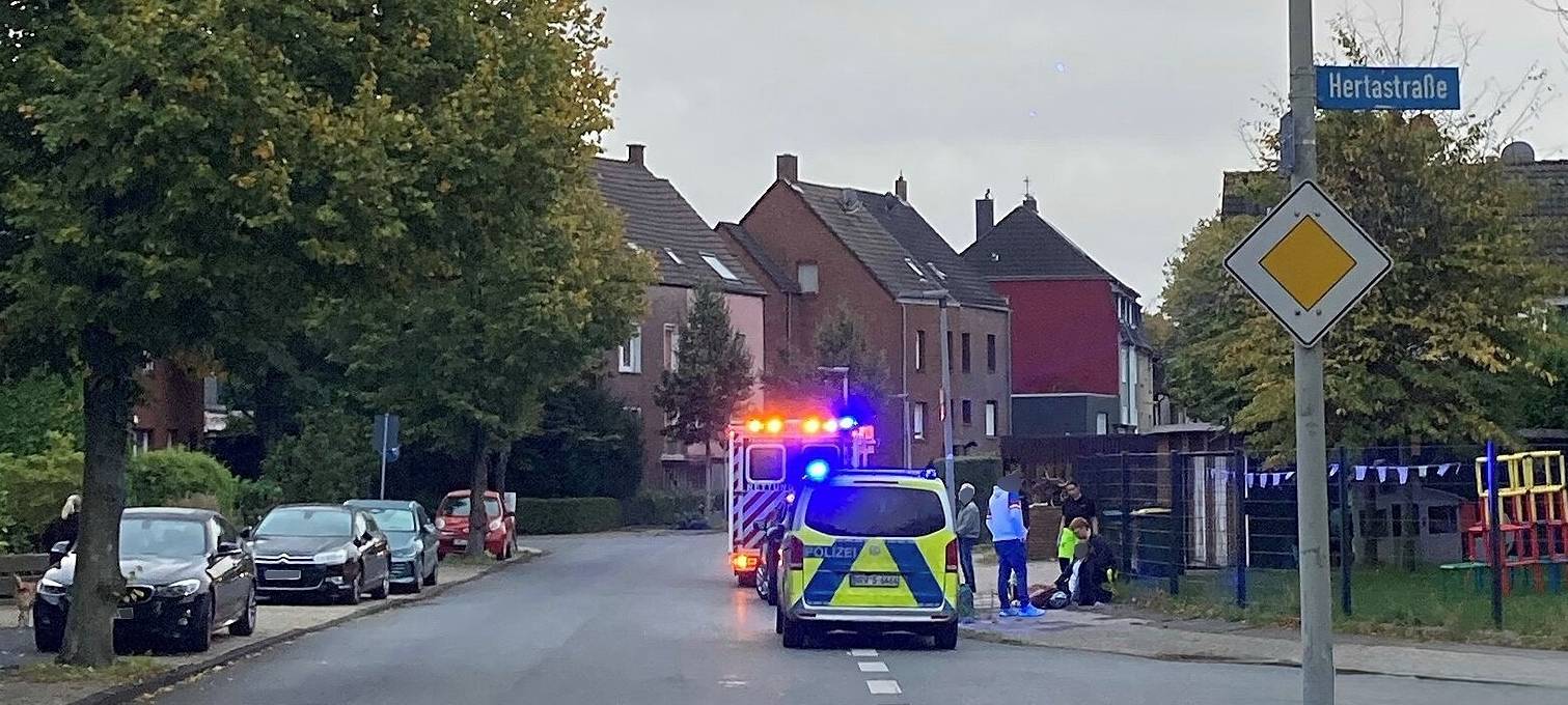 Unfall: Radfahrerin stürzt bei Zusammenstoß mit Auto