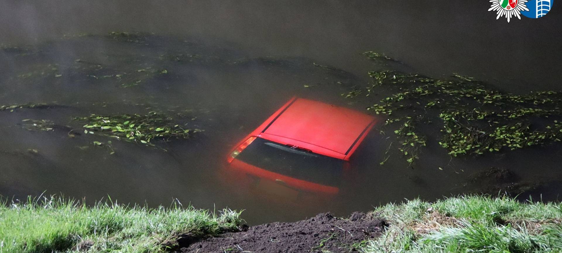 Auto landet in Emscher