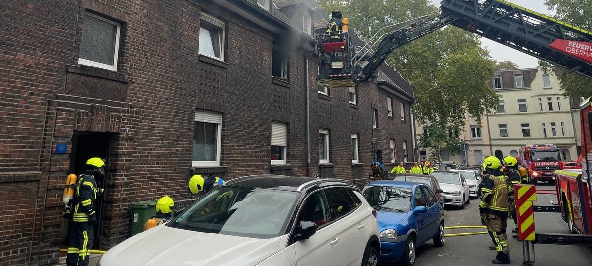 Feuerwehr löscht Zimmerbrand