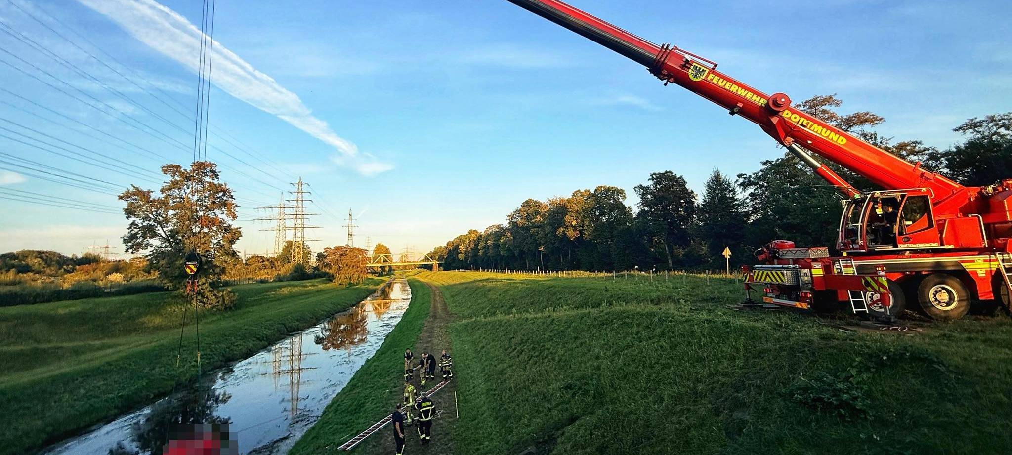 Feuerwehr holt Auto mit Spezialkran aus der Emscher