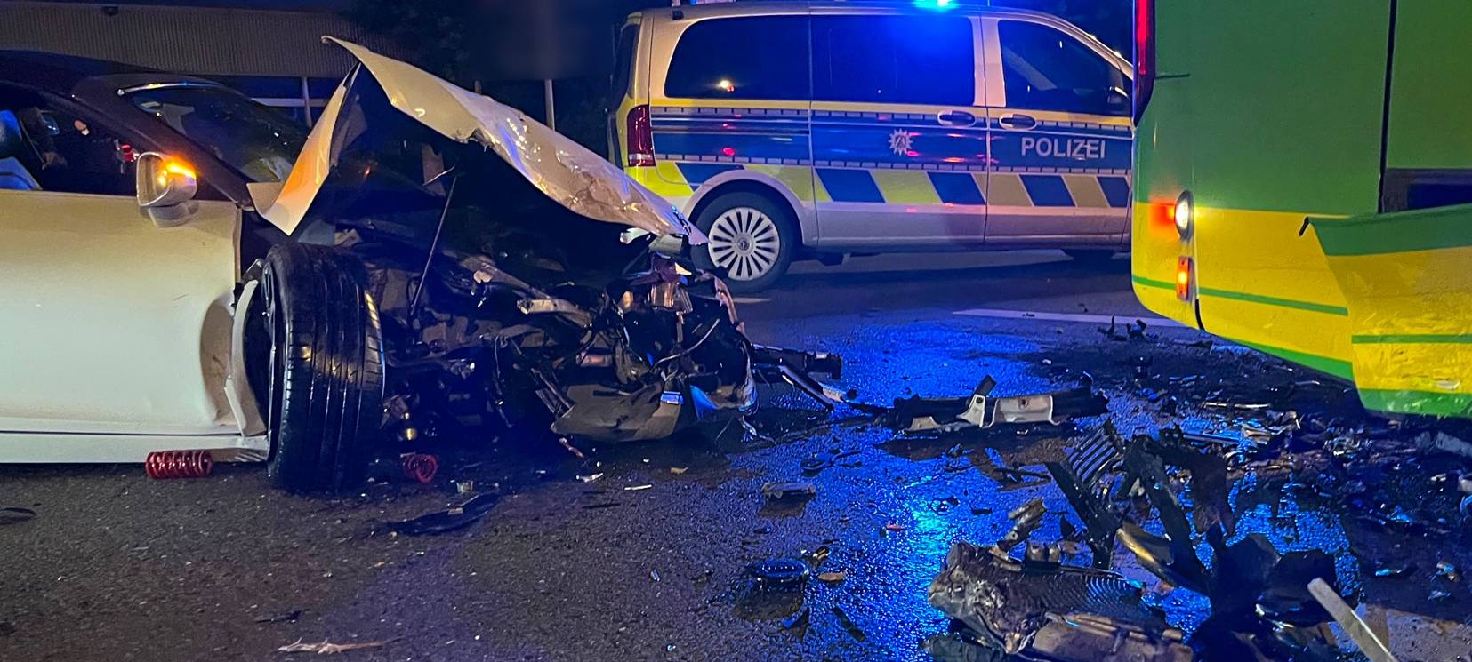 Audi gegen Linienbus - Unfall in Sterkrade