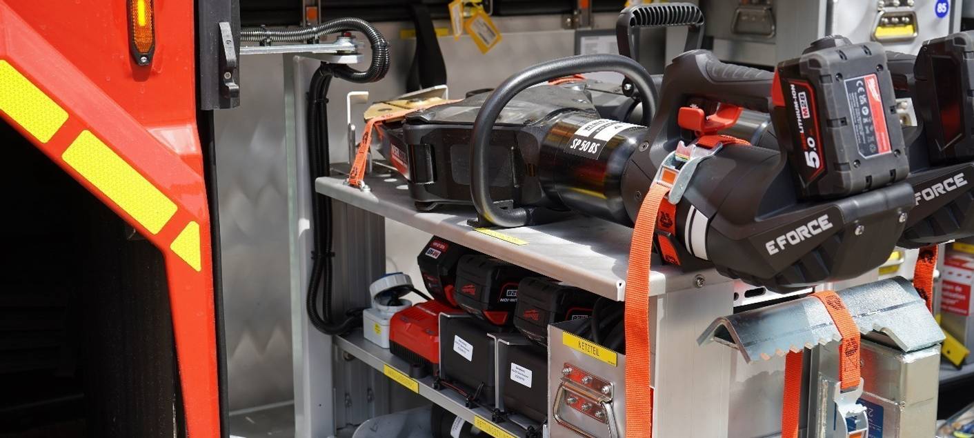 Feuerwehr: Person unter Auto eingeklemmt