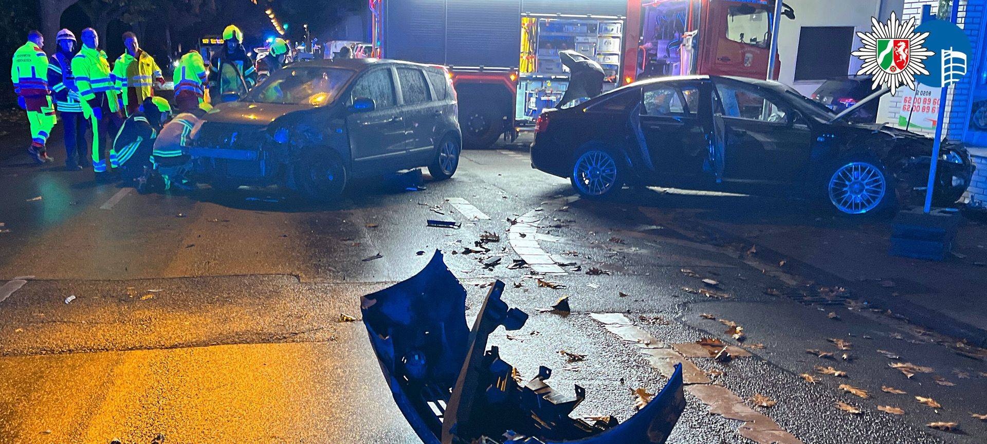 Auto prallt gegen Hauswand