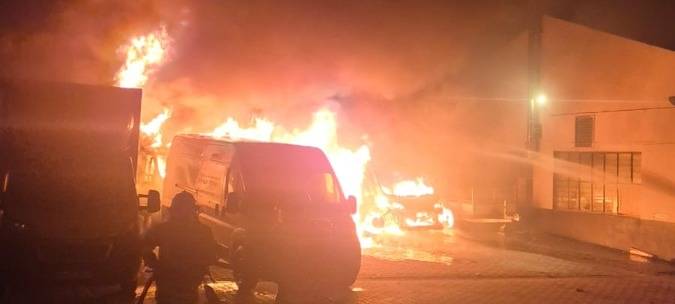 Duisburger Straße: Drei Transporter ausgebrannt