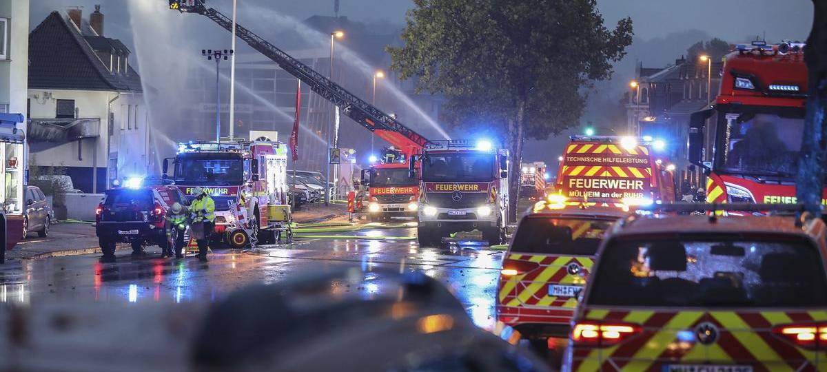 Feuerwehr hilft bei Großbrand in Mülheim