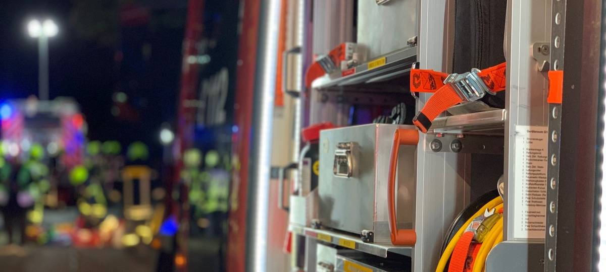 A42: Auto stürzt Böschung runter