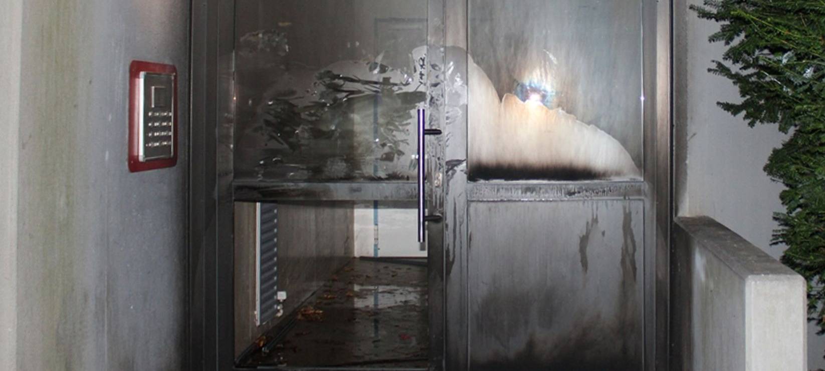 Bebelstraße: Unbekannte zünden Hauseingang an