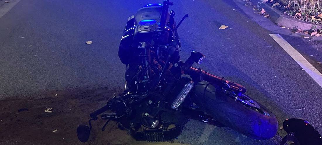 Schwerer Unfall: Motorradfahrer kracht gegen Auto