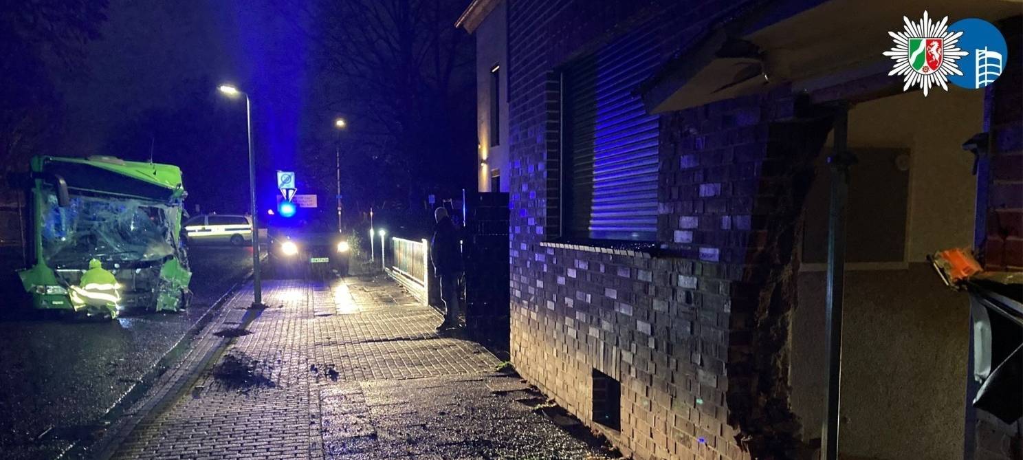 Bus prallt in Hauswand - mehrere Menschen verletzt