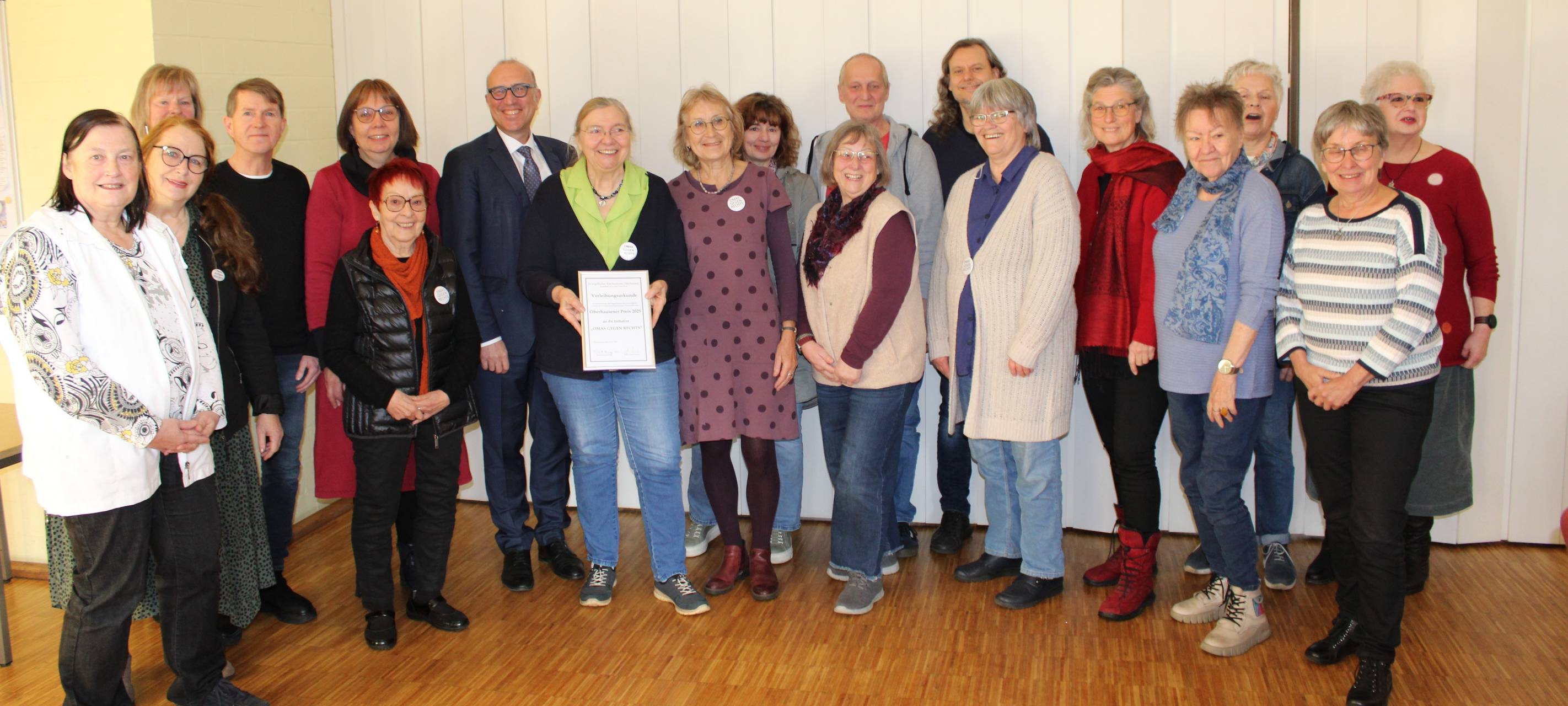 "Omas gegen Rechts" bekommen Kirchenpreis