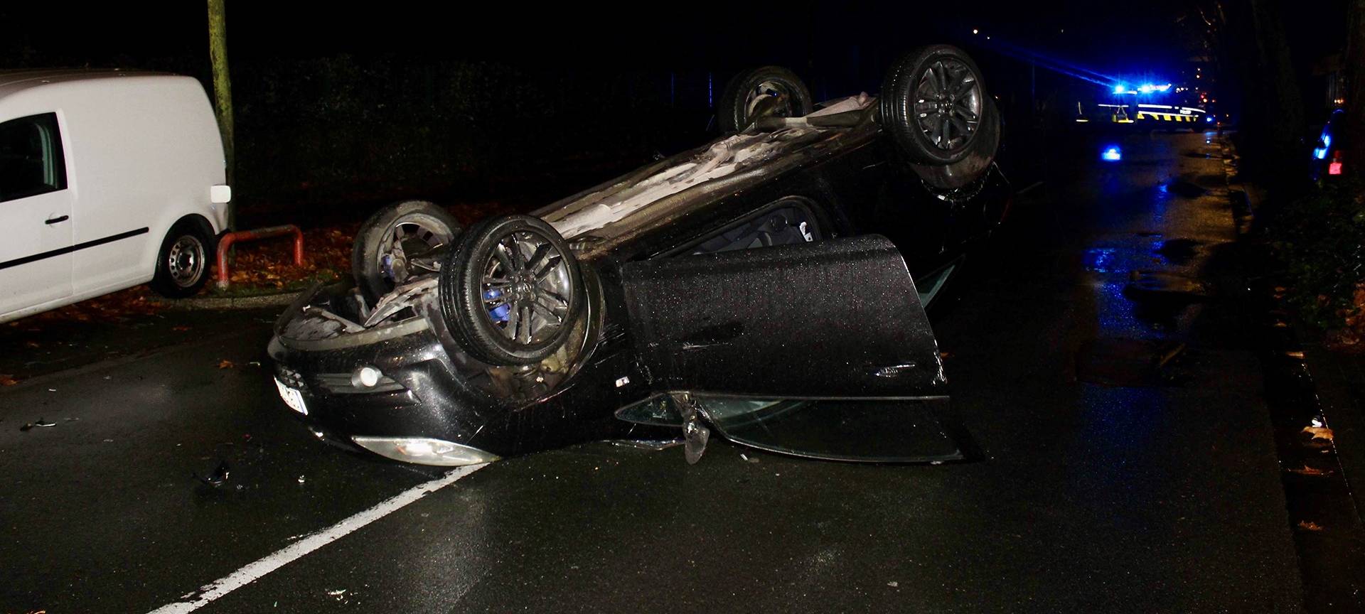 Bottroper Straße: PKW überschlägt sich und Fahrer flüchtet