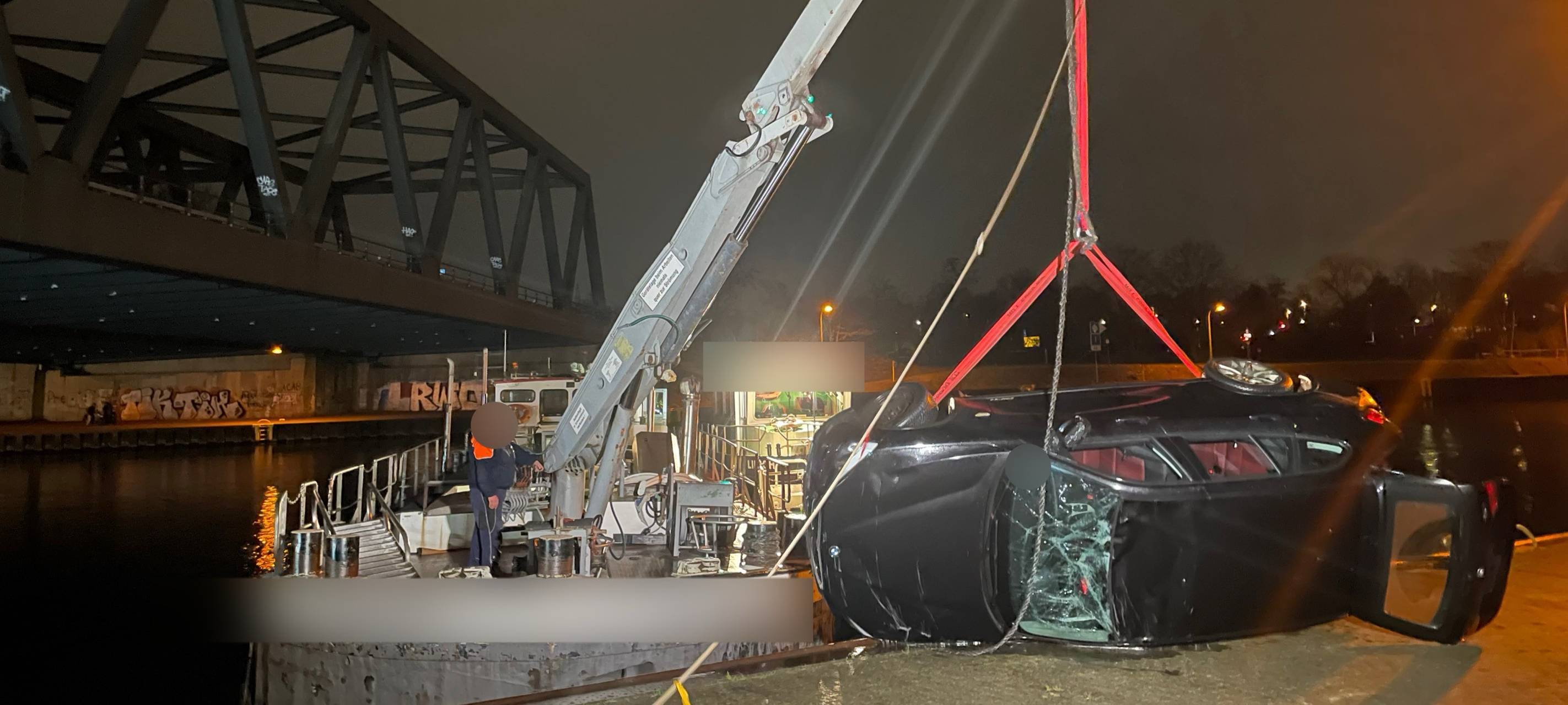 Autos im Kanal - Polizei ermittelt weiter