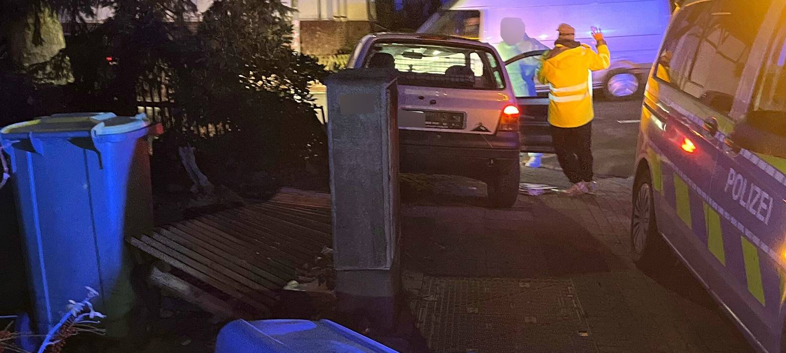 Nächtlicher Crash: Auto landet im Vorgarten