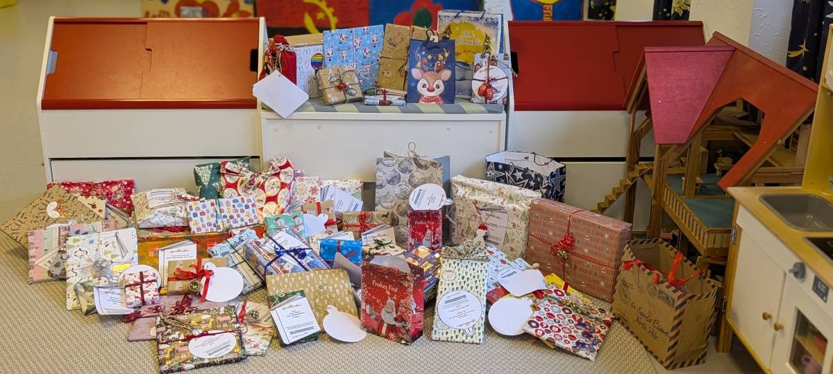 Stadtbibliothek sammelt 100 Geschenke für Friedensdorf