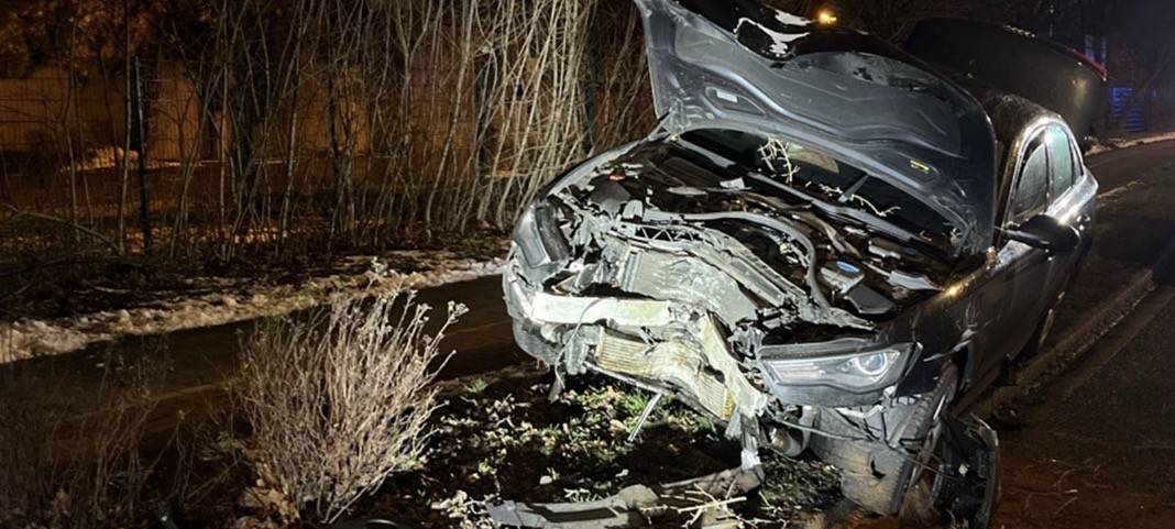Auto prallt gegen Baum: Fahrer leicht verletzt