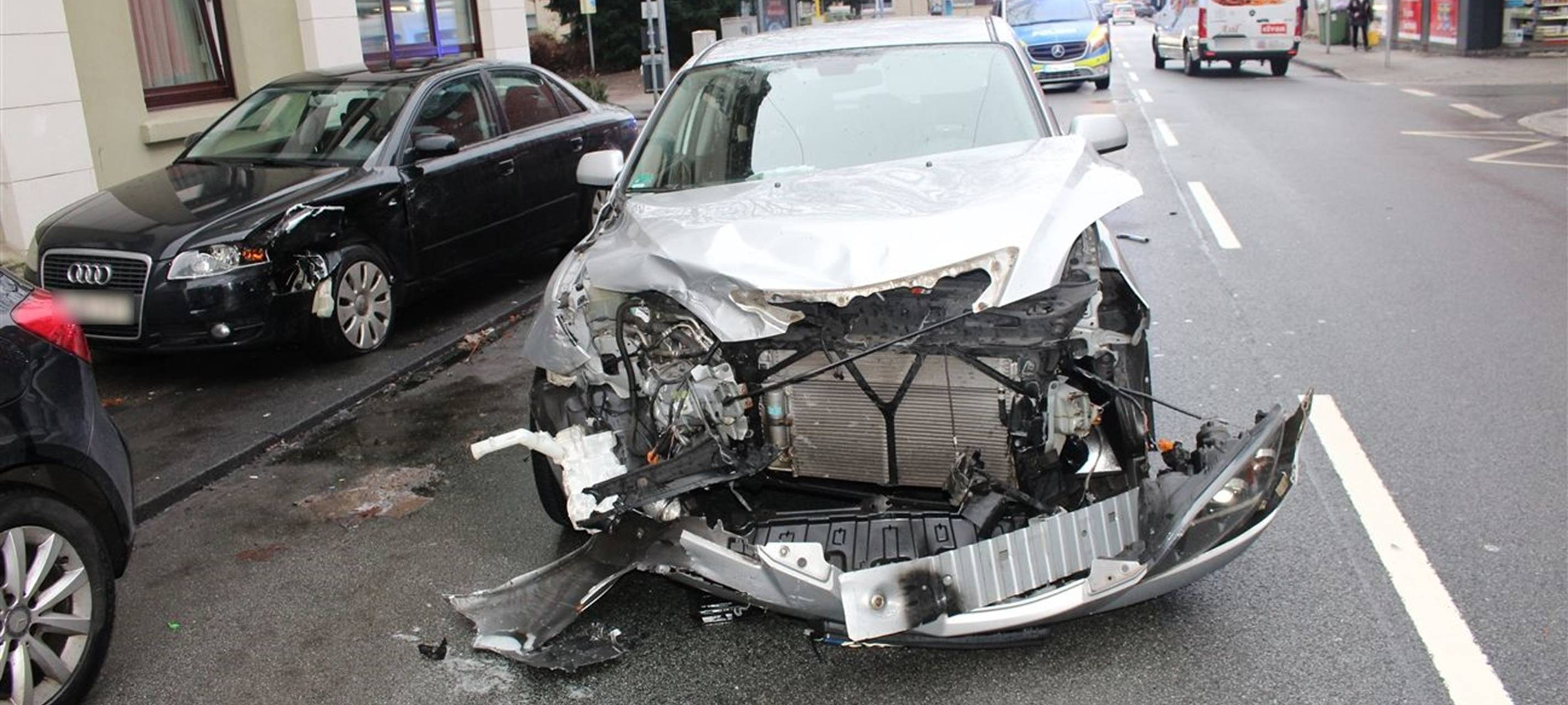 Unfall in Alt-Oberhausen: Zwei Verletzte