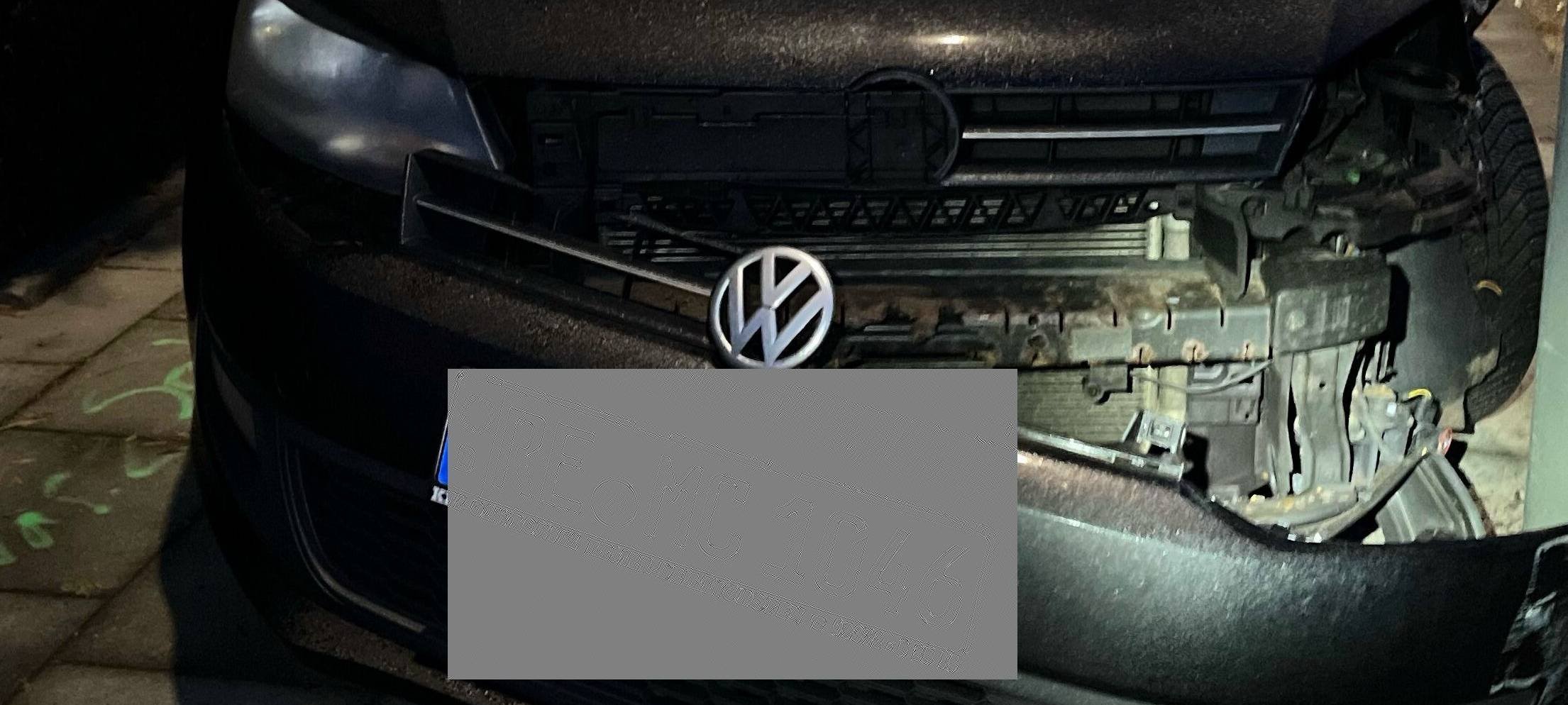 Unfallflucht: Auto gegen Laterne geschoben