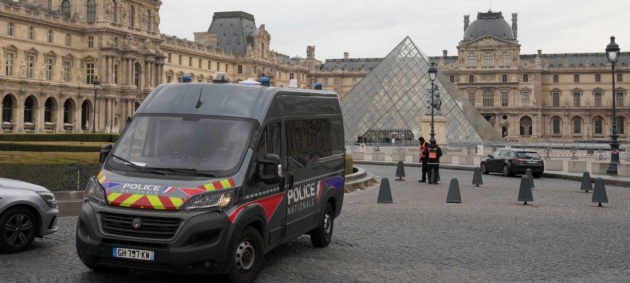 Razzia nach Millionenbetrug mit falschen Tickets im Louvre