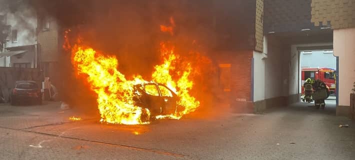Autobrand im Hinterhof - Feuerwehr räumt Wohnhaus