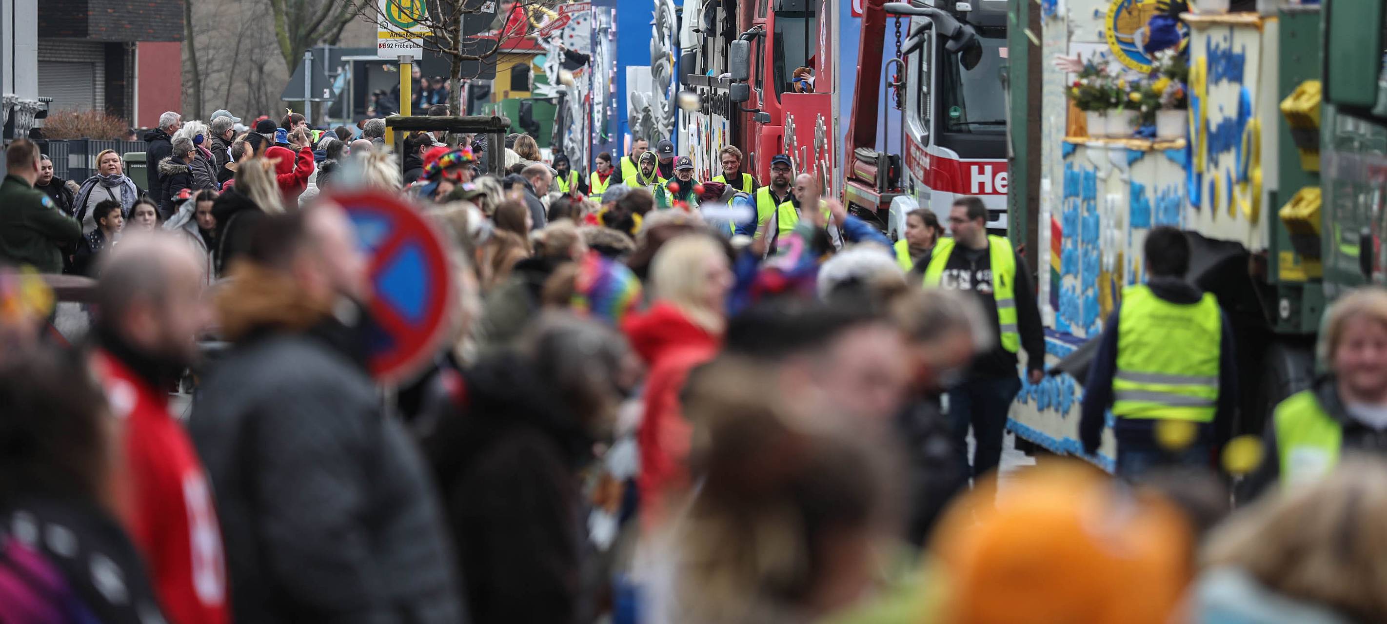 Rosenmontagszüge: Alstaden und Vondern feiern