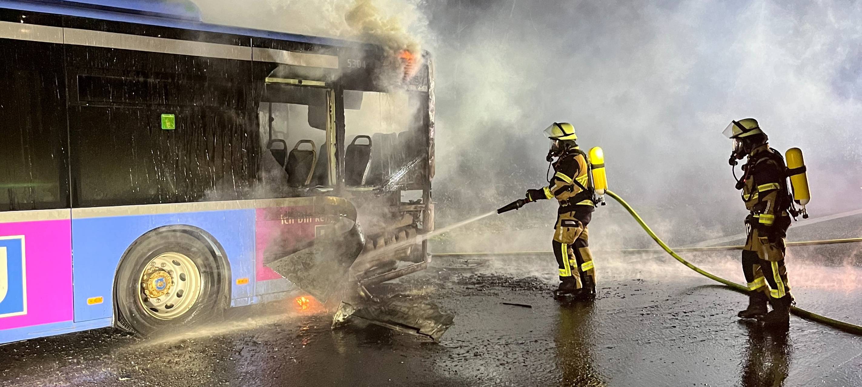Busbrand auf der A52 bei Essen
