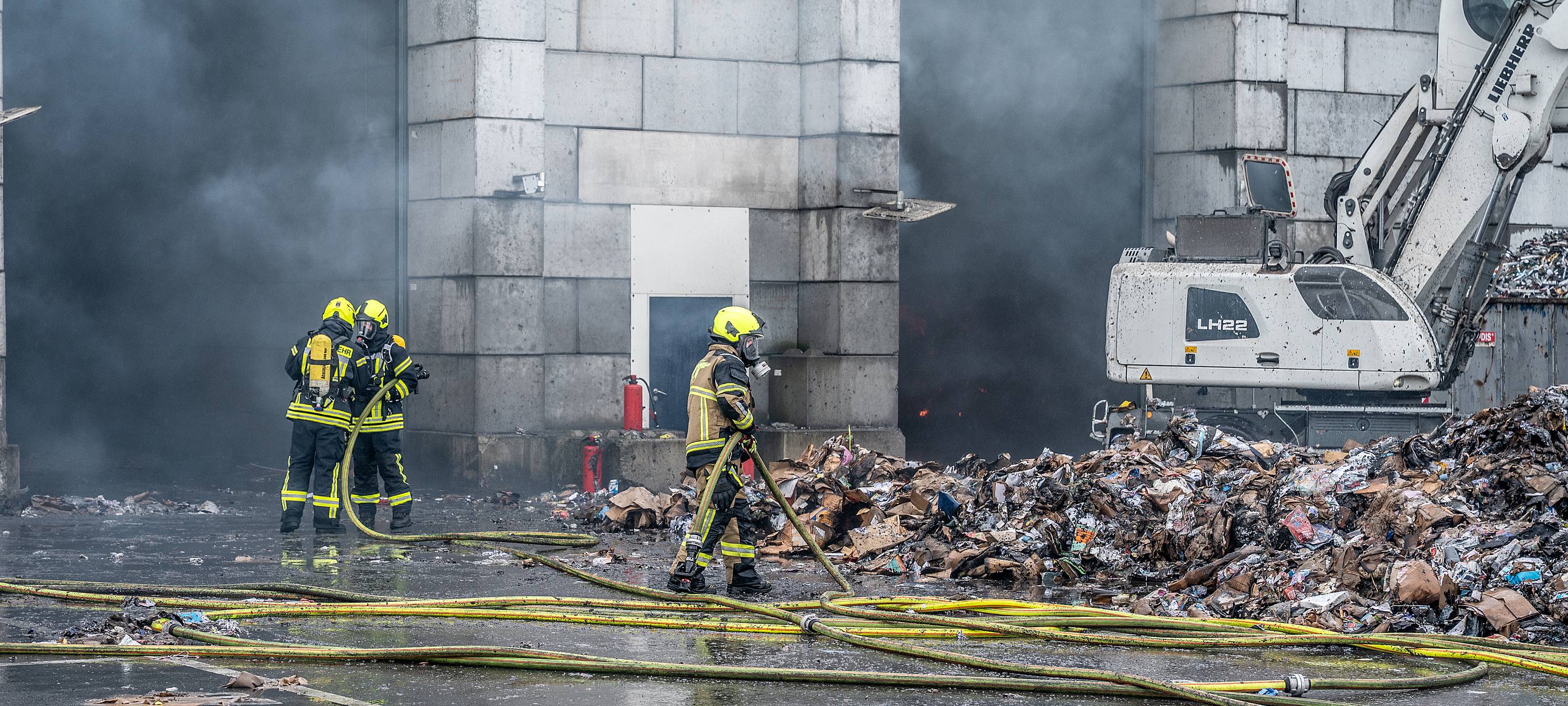 Lagerhallenbrand dauert an