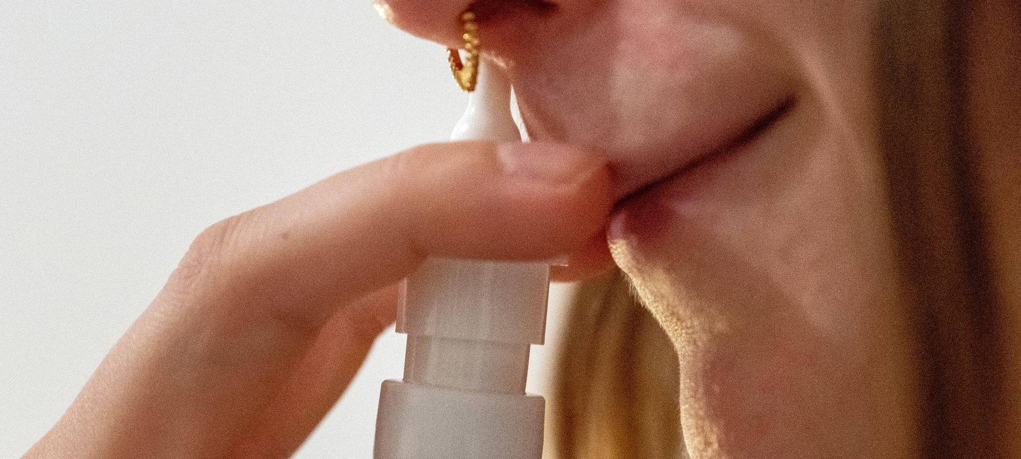 Eine Frau verwendet ein Nasenspray