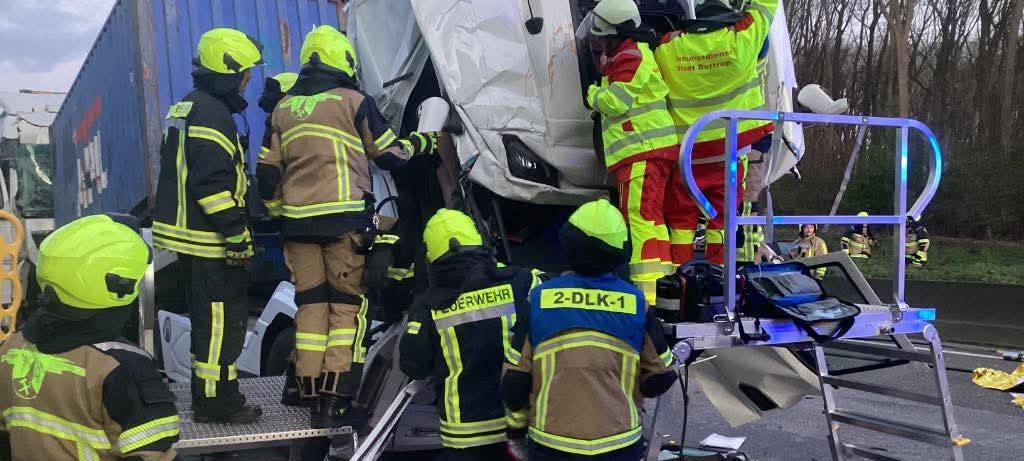 A2 nach schwerem Lkw-Unfall wieder frei
