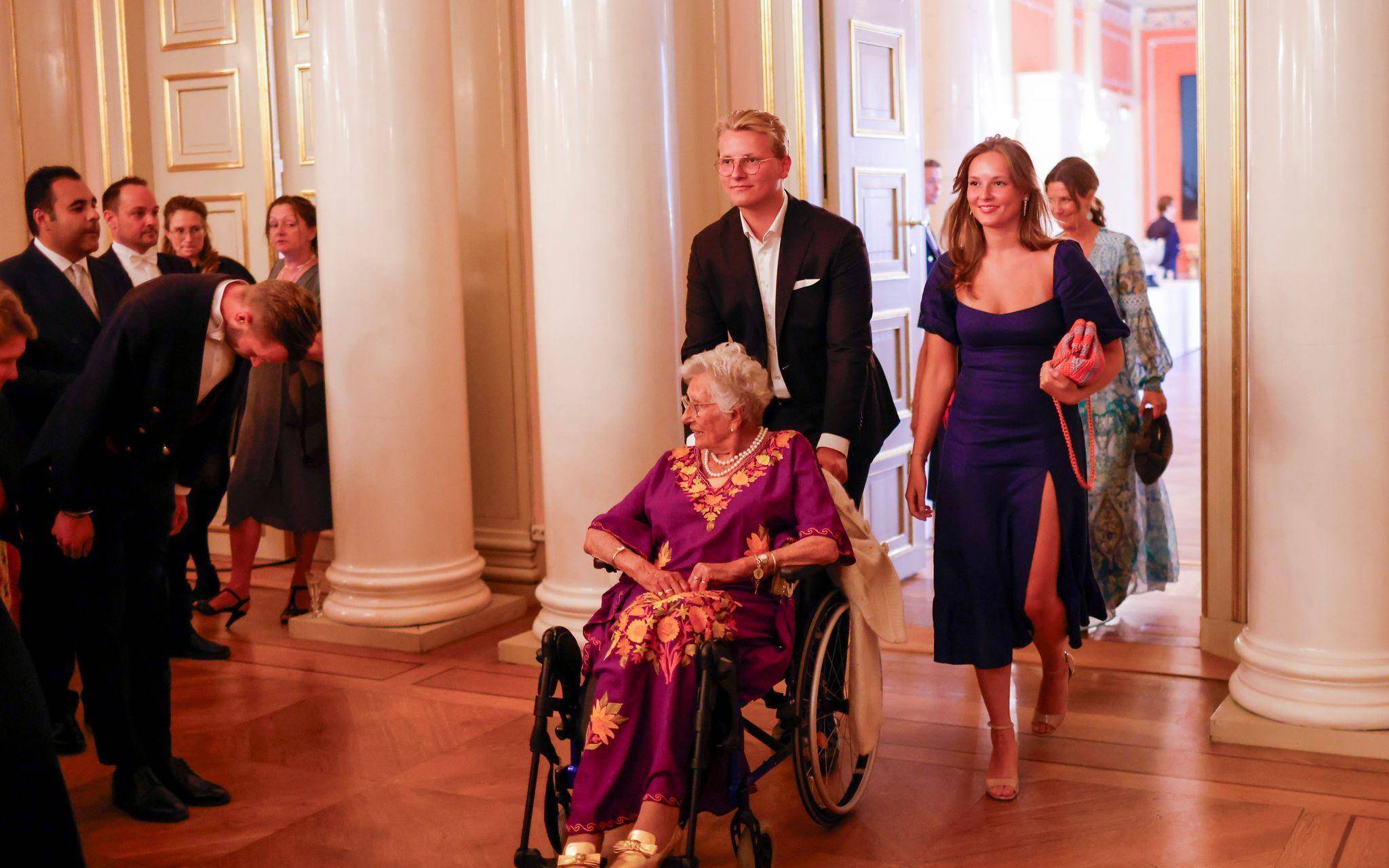 Prinzessin Astrid (vorne)