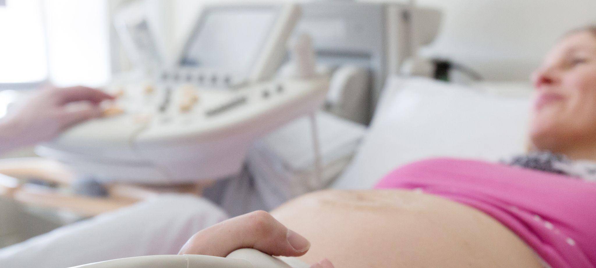 Arzt für bei einer Schwangeren einen 3D-Ultraschall durch