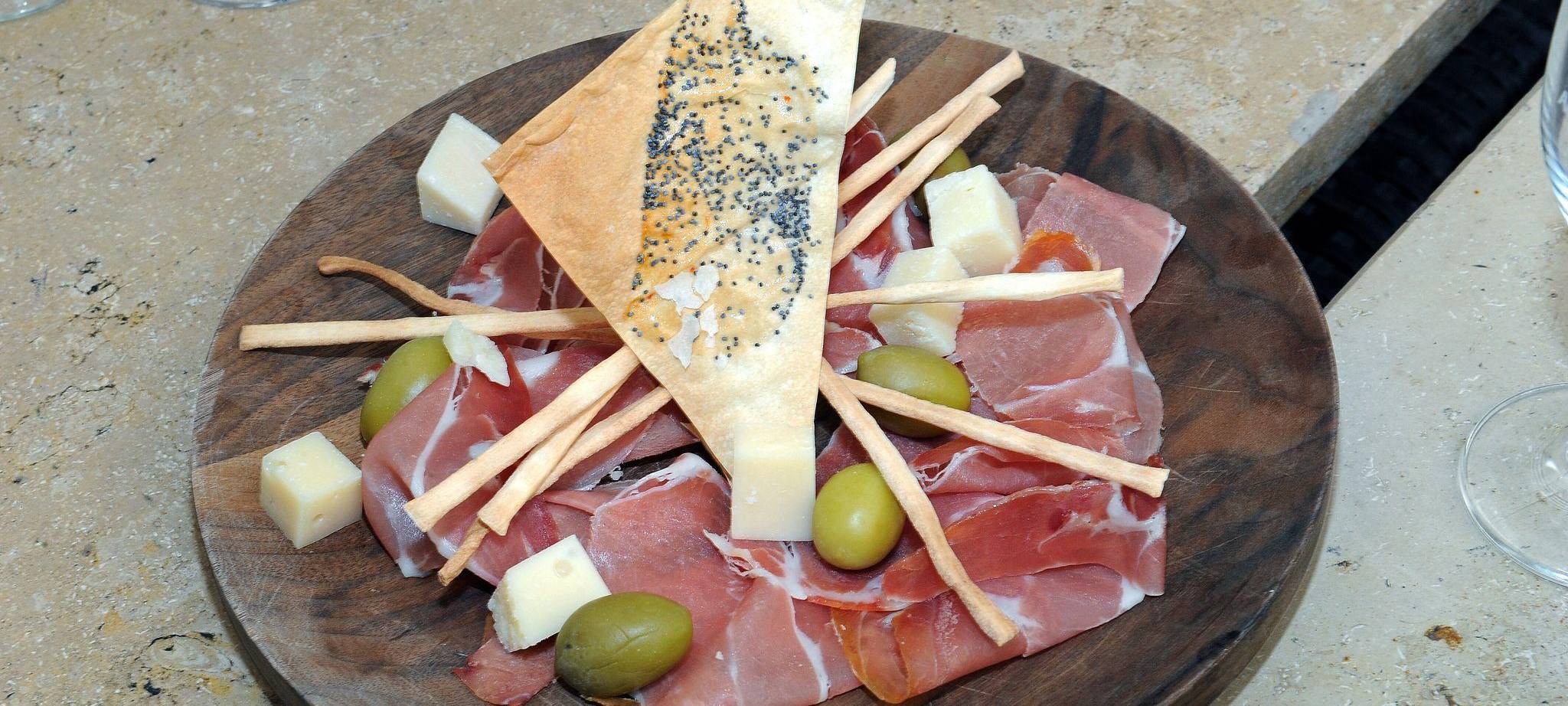 Vorspeisenteller mit Parmaschinken, Käse und Oliven