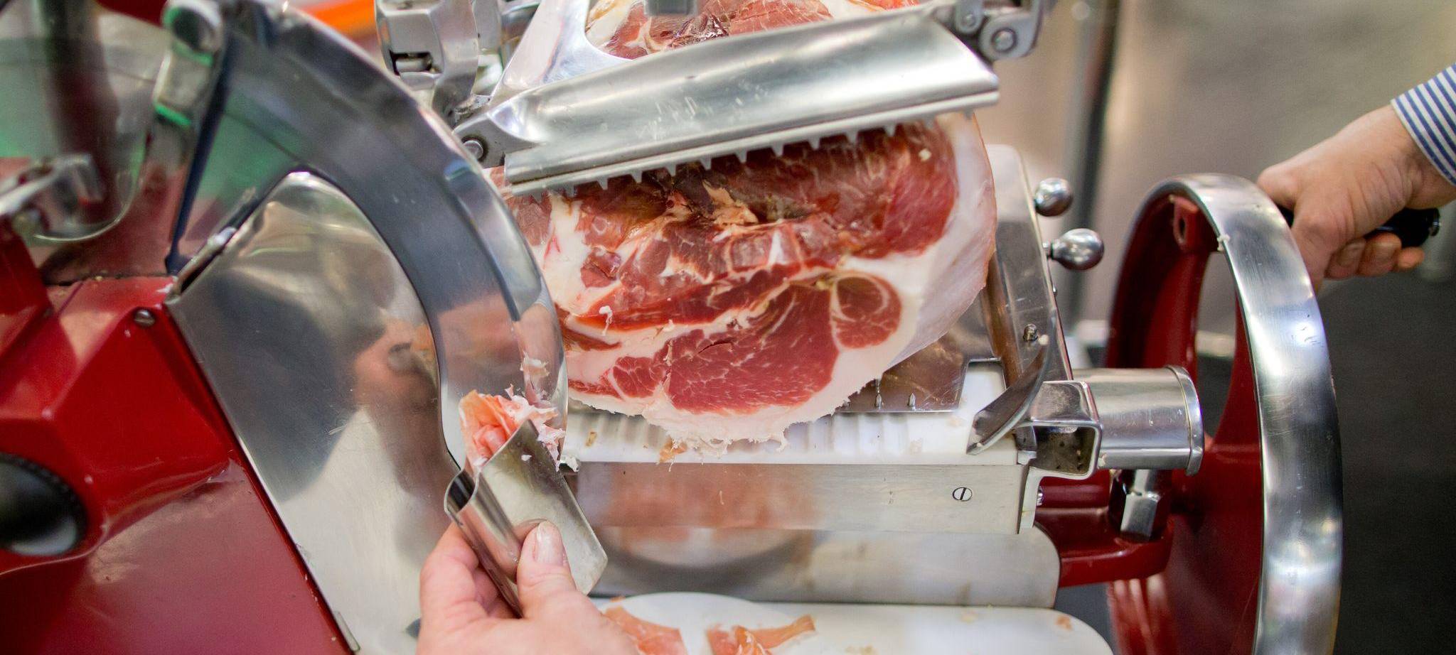 Bio-Parmaschinken wird aufgeschnitten