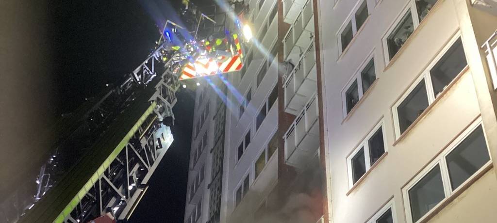 Küchenbrand im Hochhaus: Wohnung unbewohnbar