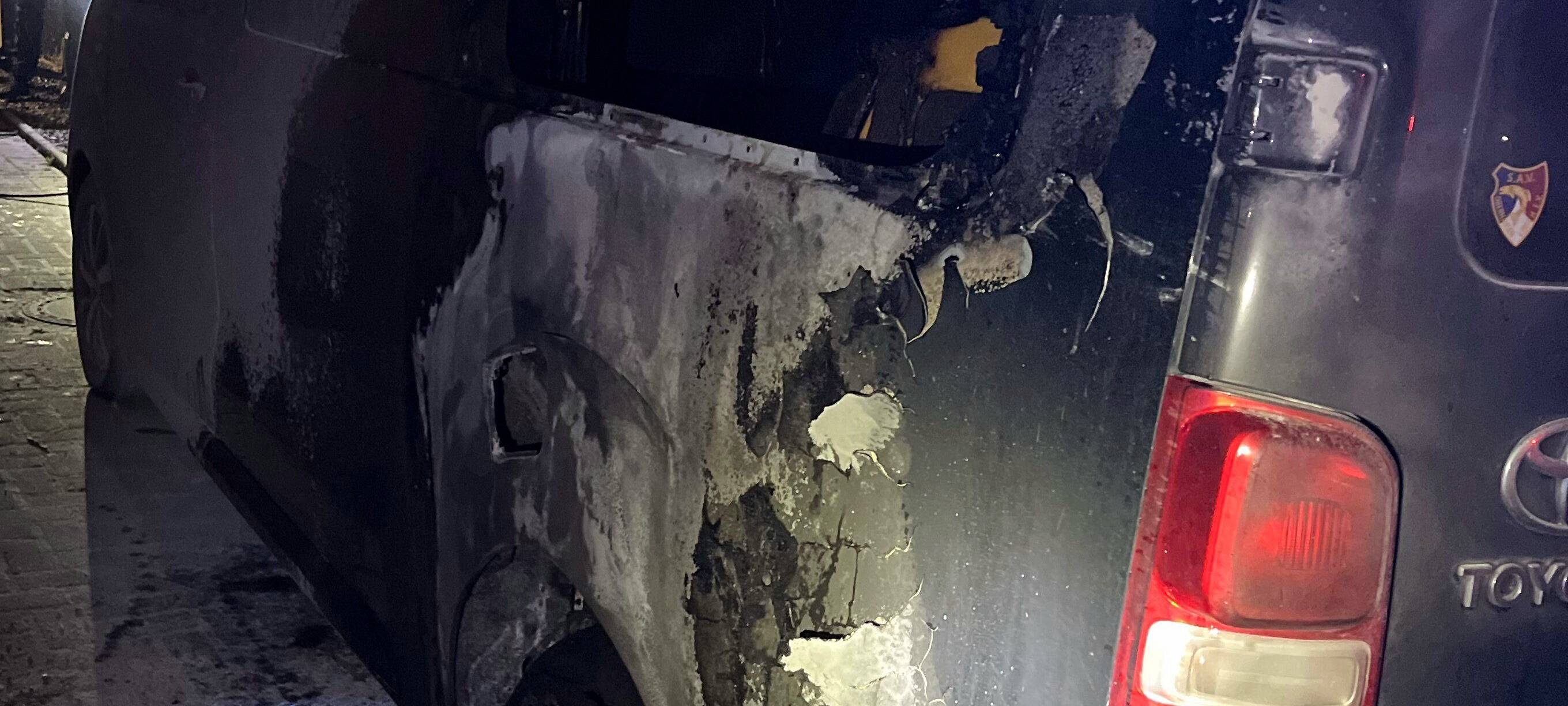 Auto in Brand gesteckt – Polizei sucht Zeugen
