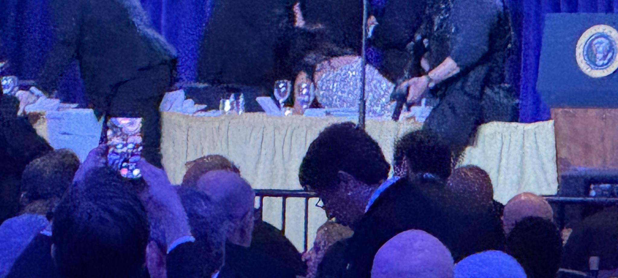 Secret Service Agenten reagieren während des Gala-Dinners