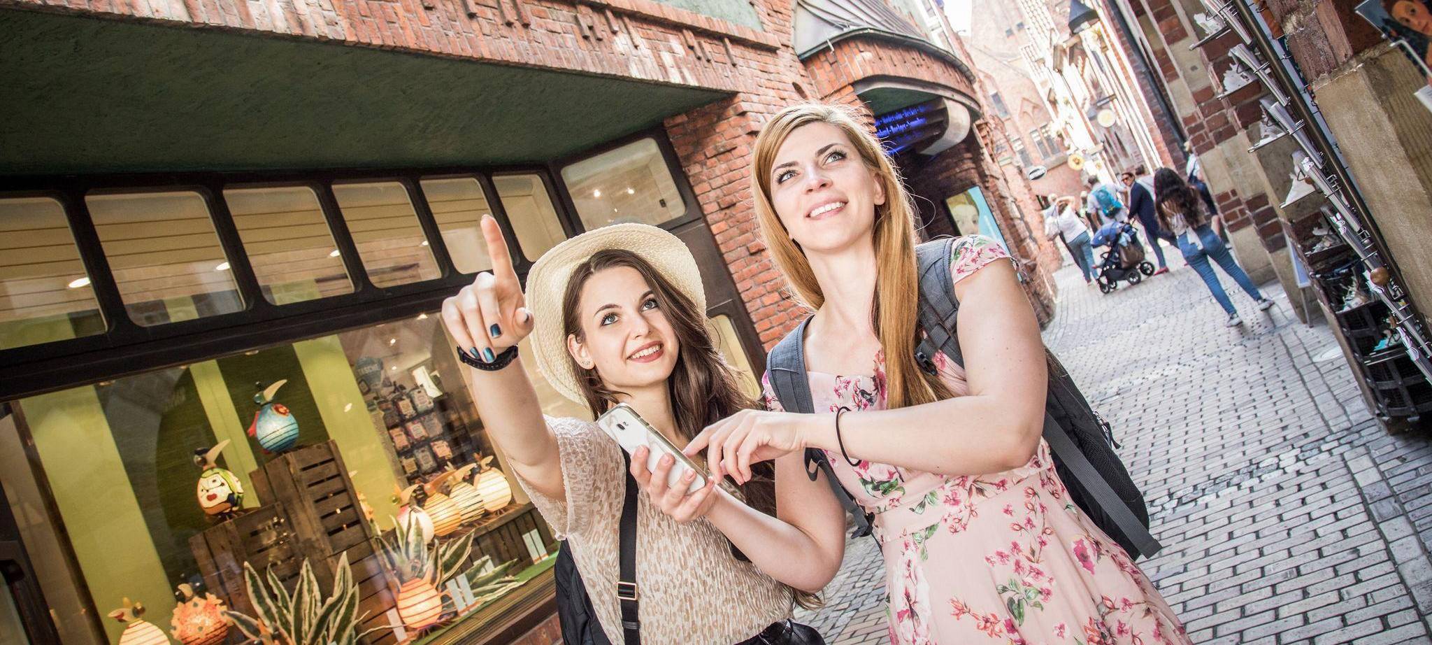 Zwei Frauen beim Sightseeing in Bremen