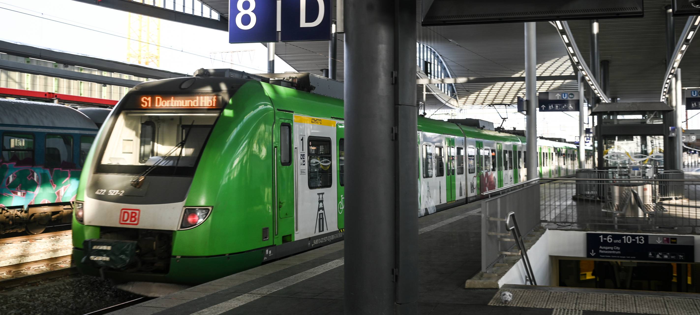 Jogger läuft über Bahngleise – S-Bahn-Strecke gesperrt