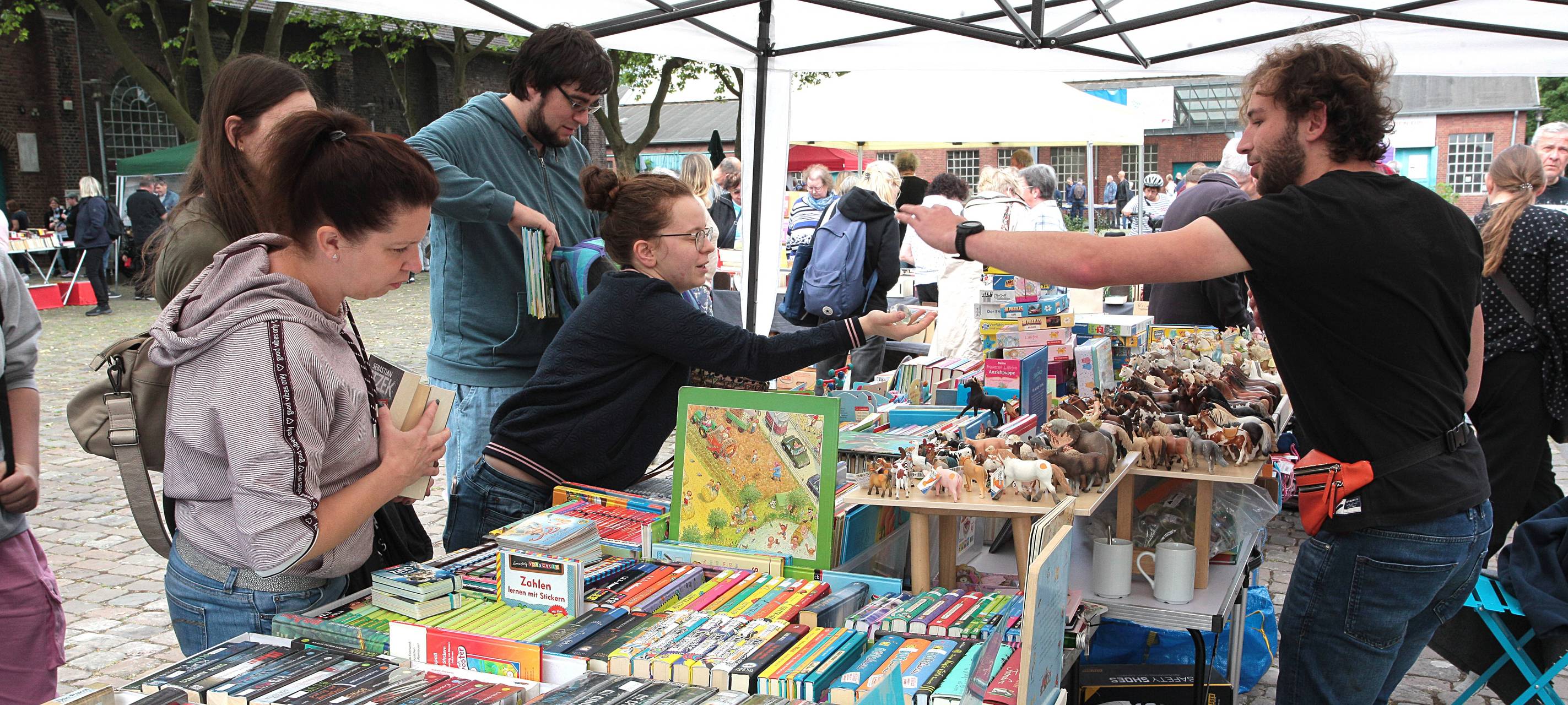 Vatertag: Größter Bücherflohmarkt in NRW in Oberhausen